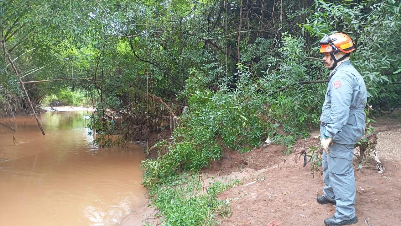 Foto 6 de 8 — Bombeiros retomam buscas por mãe e filho desaparecidos em Ibitinga após enxurrada